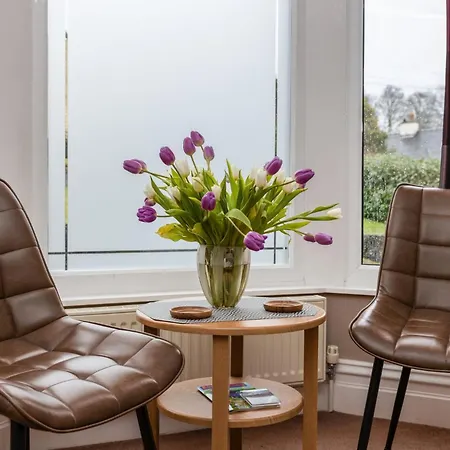 Guest house Thornbank House Offering Breakfast And With The Use Of Free Local Health Club