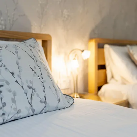 Thornbank House Offering Breakfast And With The Use Of Free Local Health Club 4*