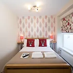 Thornbank House Offering Breakfast And With The Use Of Free Local Health Club